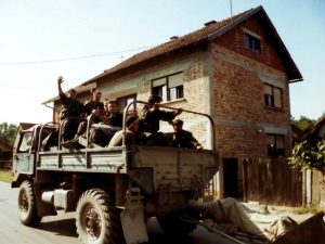 Obilježavanje 21. obljetnice vojno-redarstvene akcije "Oluja". Arhivska fotografija od 05. kolovoza 1995. godine prikazuje hrvatske vojnike u Hrvatskoj Dubici. (foto HINA / Lana Slivar Dominić / mm)