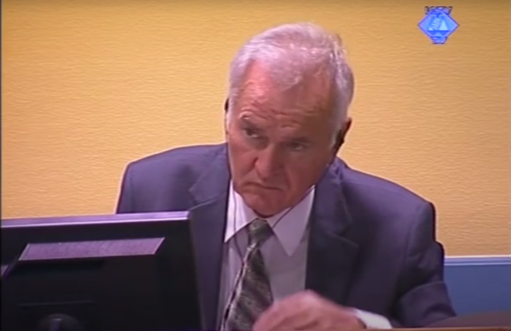 Ratko Mladić tokom iskaza svedokinje RM-115 (ICTY TV, 27.08.2012)
