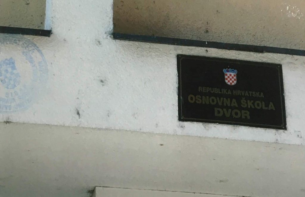 Tabla s nazivom škole u Dvoru na Uni 1995. Izvor: Dansko državno tužilaštvo.