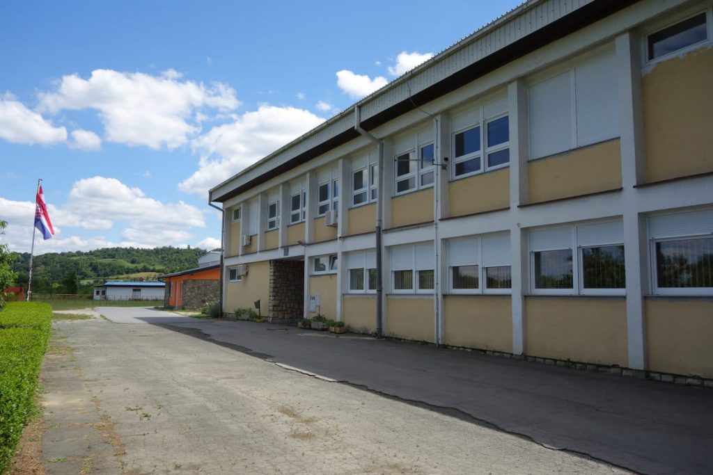 The main entrance to the school building in Dvor in 2020. Photo: Jerko Bakotin.