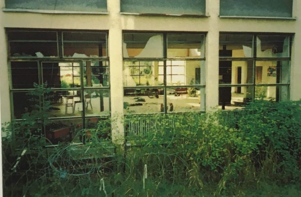 Shkolla në qytetin kroat të Dvorit ku ndodhi masakra (1995). Burimi: Prokurori danez i Shtetit.