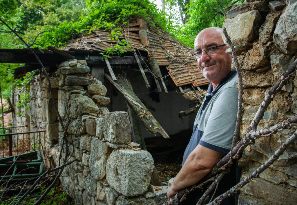 Miloš Rusić ispred kuće svoje bake (Tom Dubravec/Hanza Media/SD)