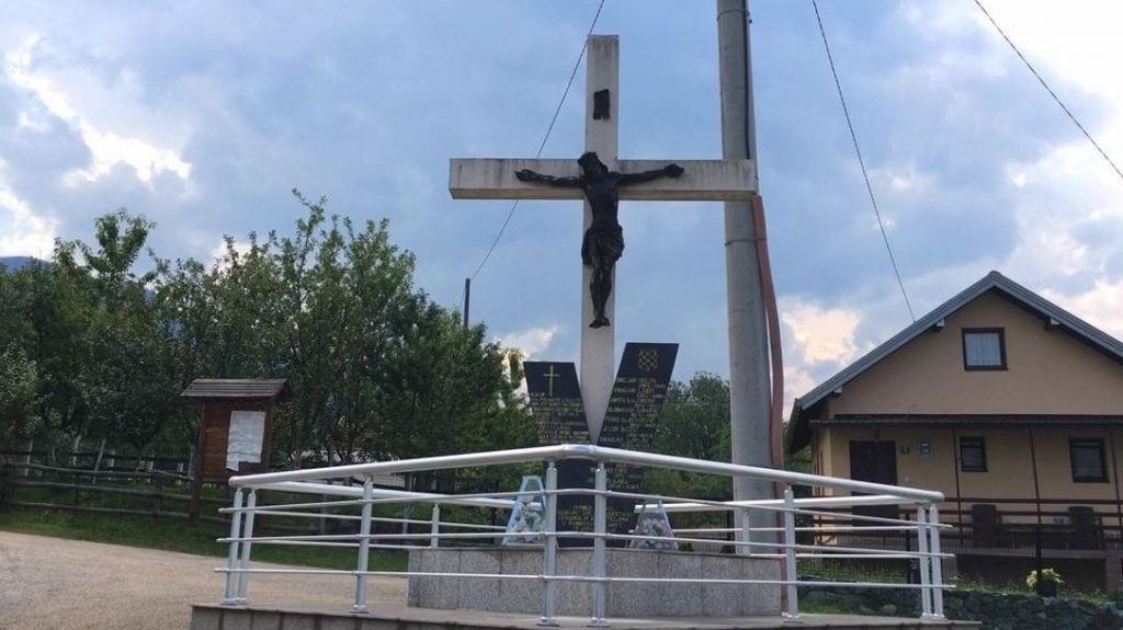 Spomen obilježje ubijenima u selu Tješilo (Foto: BIRN)